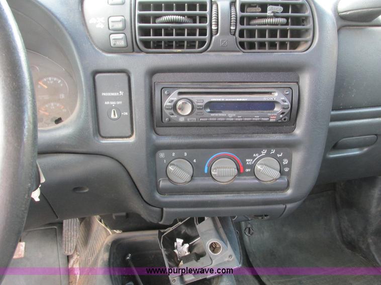 image for item L3750 1998 Chevrolet S10 LS Ext. Cab pickup truck