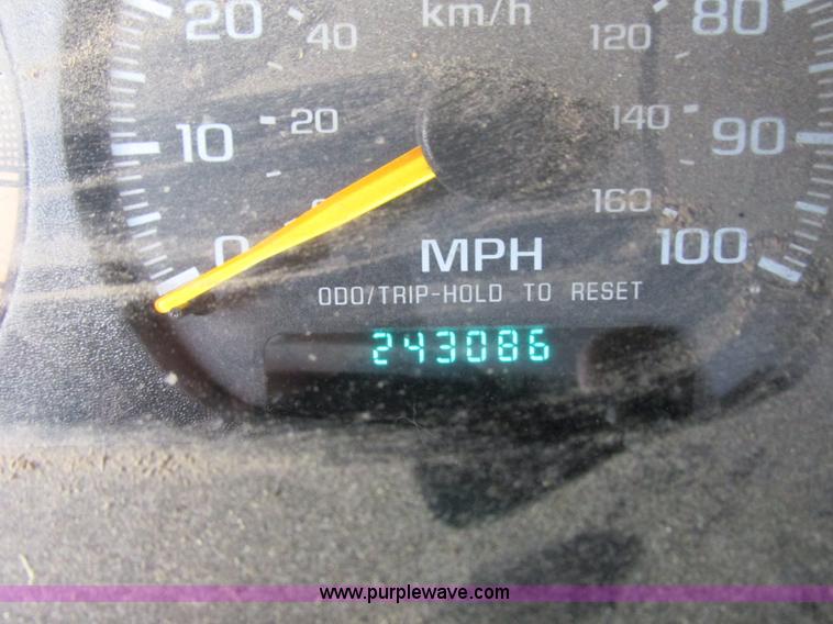 image for item L3750 1998 Chevrolet S10 LS Ext. Cab pickup truck