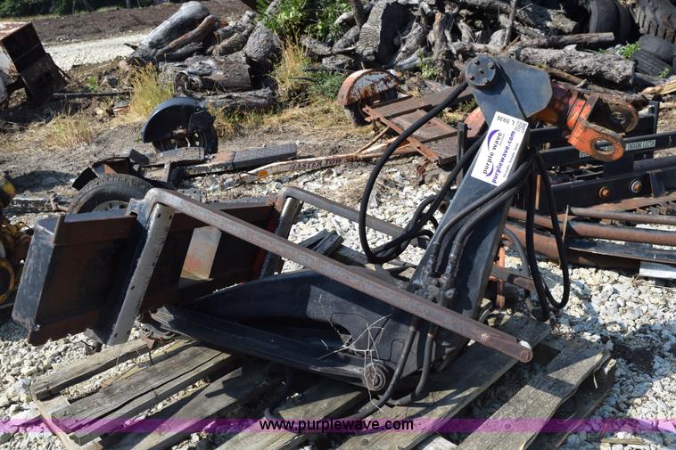 Boom truck forks in Rochester, MN Item L5936 sold Purple Wave