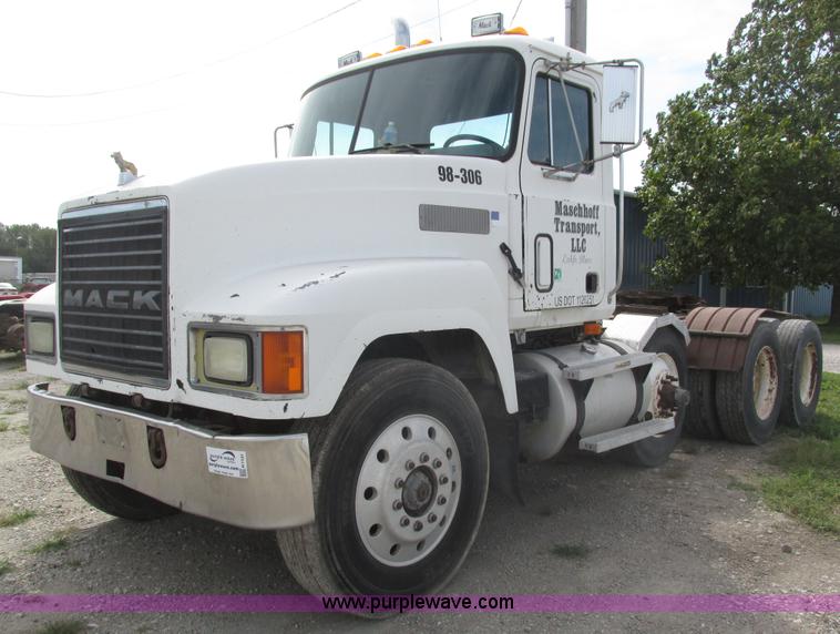 image for item H1141 1998 Mack CH613 semi truck