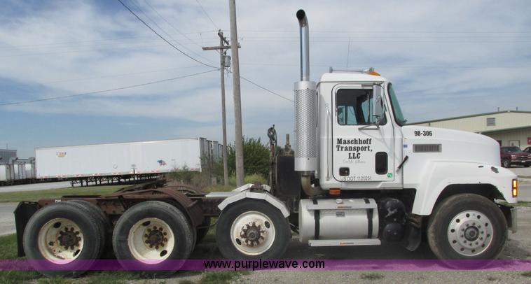image for item H1141 1998 Mack CH613 semi truck