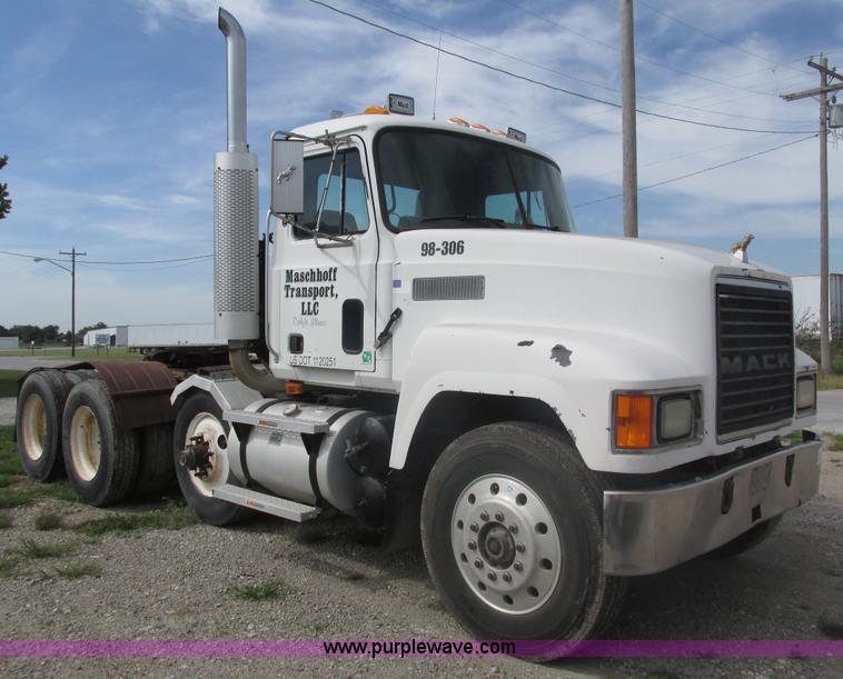 image for item H1141 1998 Mack CH613 semi truck