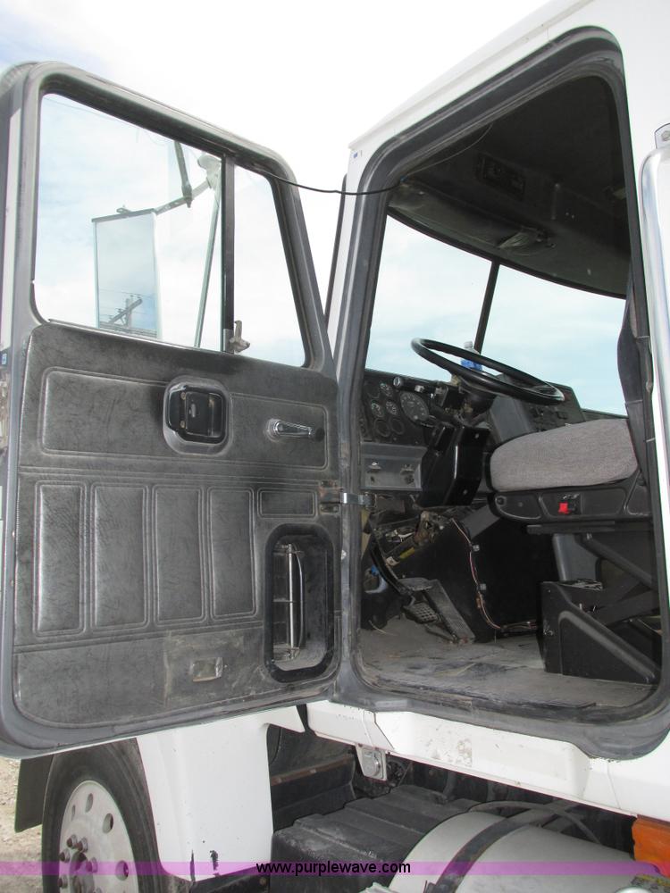 image for item H1141 1998 Mack CH613 semi truck