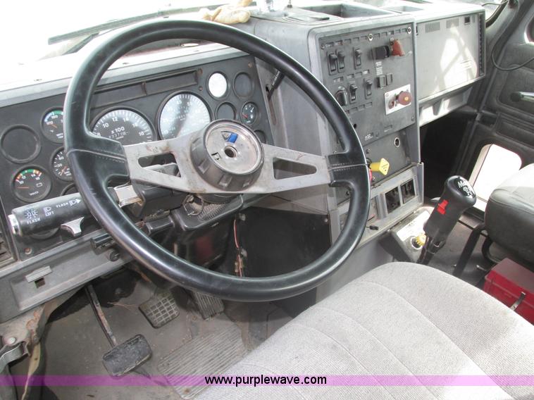 image for item H1141 1998 Mack CH613 semi truck