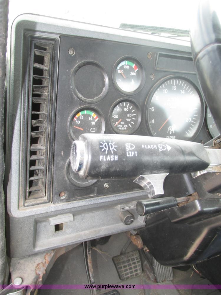 image for item H1141 1998 Mack CH613 semi truck