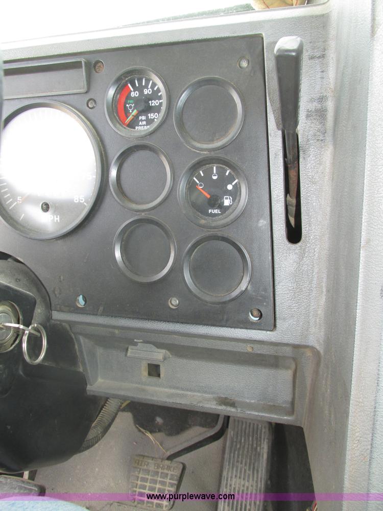 image for item H1141 1998 Mack CH613 semi truck