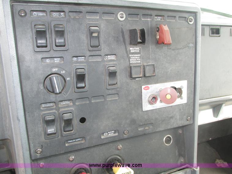 image for item H1141 1998 Mack CH613 semi truck