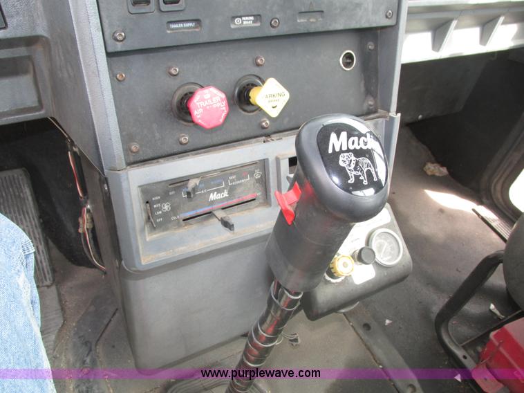 image for item H1141 1998 Mack CH613 semi truck