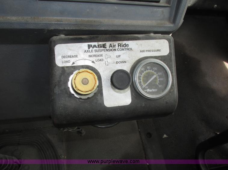 image for item H1141 1998 Mack CH613 semi truck