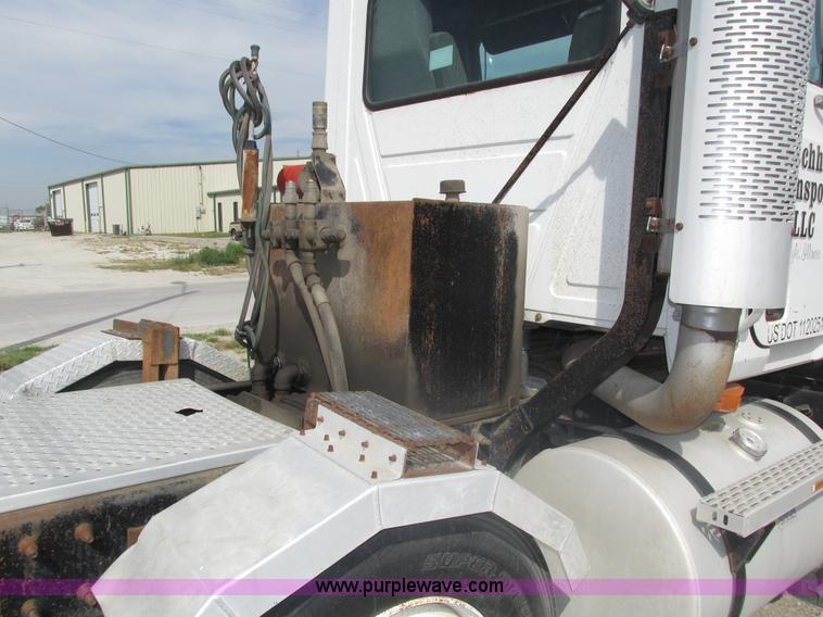 image for item H1141 1998 Mack CH613 semi truck