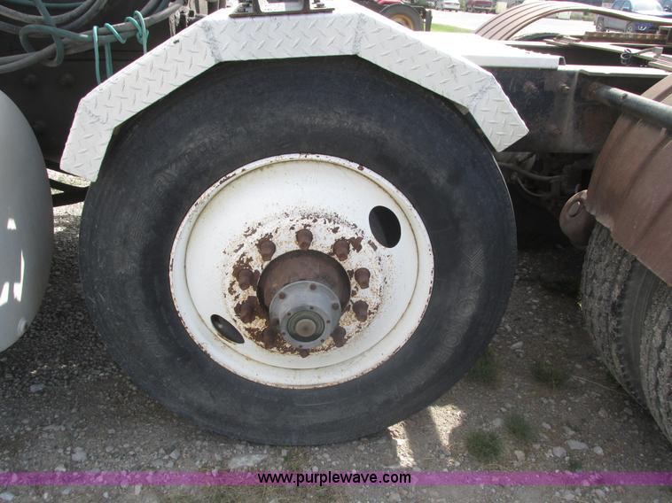 image for item H1141 1998 Mack CH613 semi truck