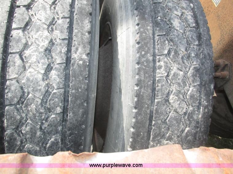 image for item H1141 1998 Mack CH613 semi truck