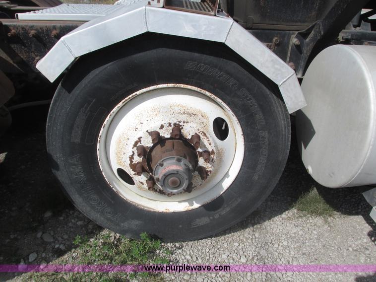 image for item H1141 1998 Mack CH613 semi truck