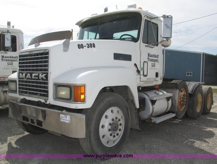image for item H1142 2000 Mack CH613 semi truck