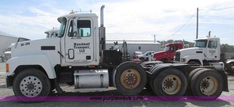 image for item H1142 2000 Mack CH613 semi truck