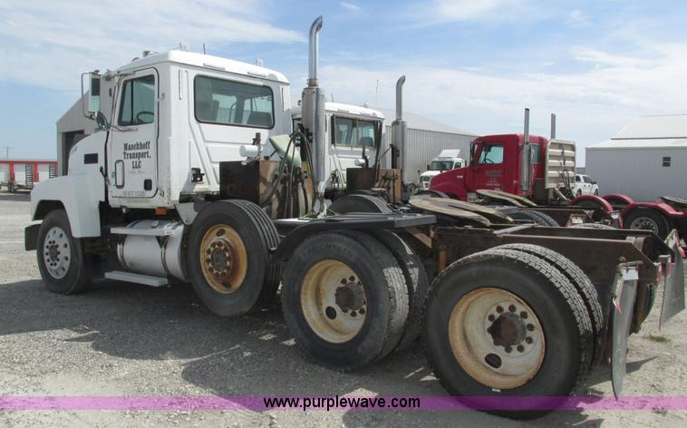image for item H1142 2000 Mack CH613 semi truck