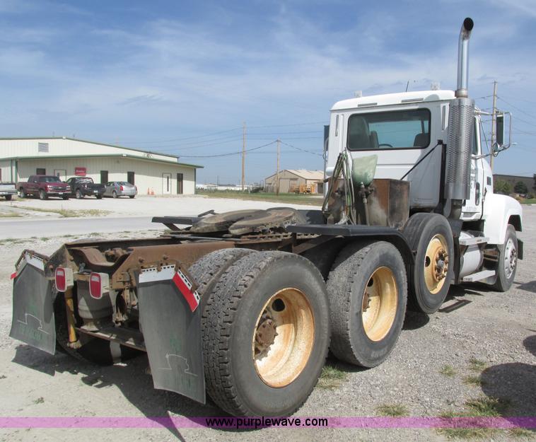 image for item H1142 2000 Mack CH613 semi truck