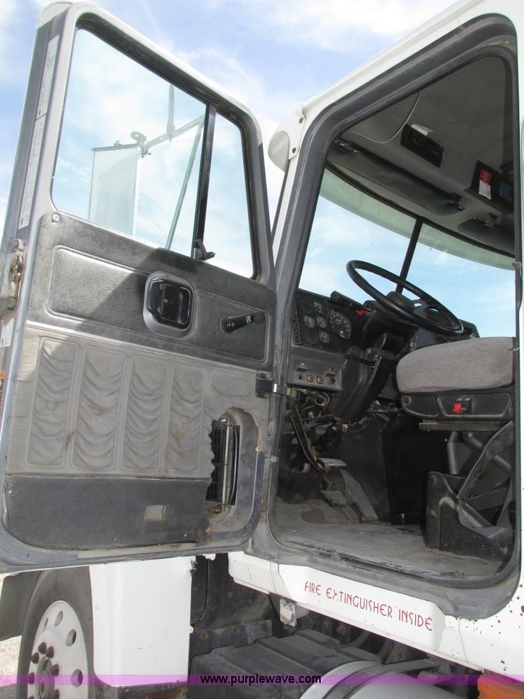 image for item H1142 2000 Mack CH613 semi truck