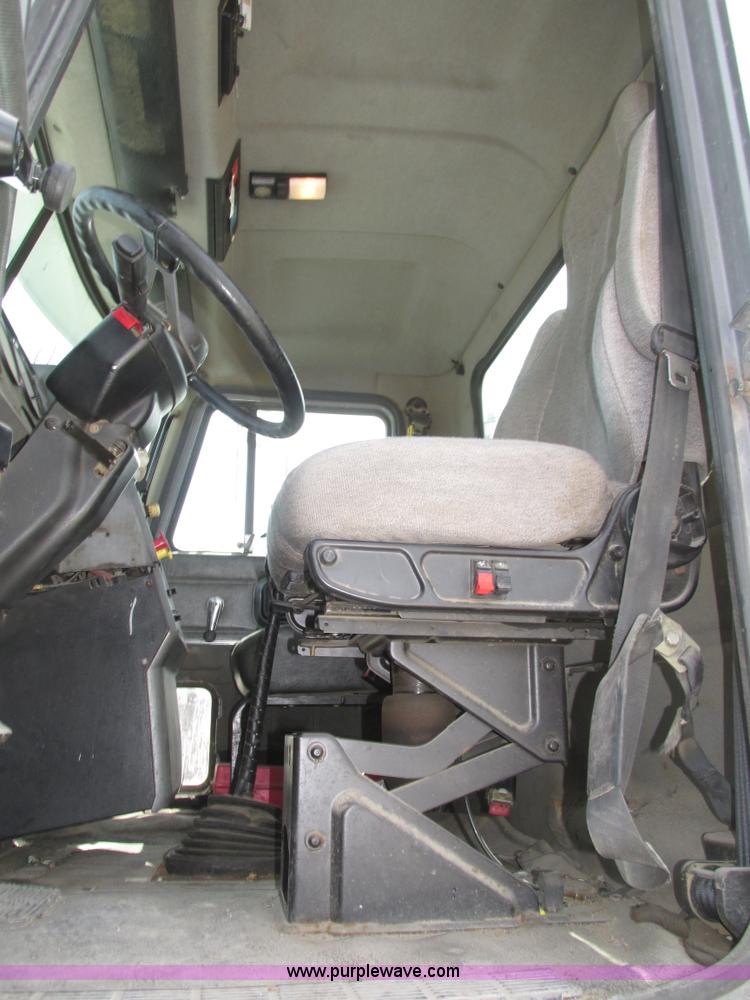 image for item H1142 2000 Mack CH613 semi truck