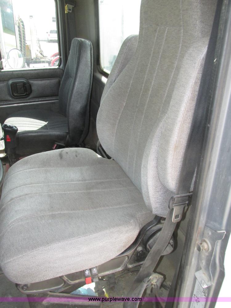 image for item H1142 2000 Mack CH613 semi truck