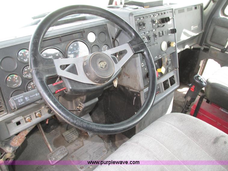 image for item H1142 2000 Mack CH613 semi truck