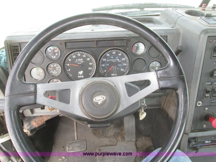 image for item H1142 2000 Mack CH613 semi truck