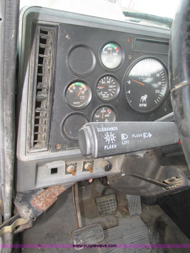 image for item H1142 2000 Mack CH613 semi truck