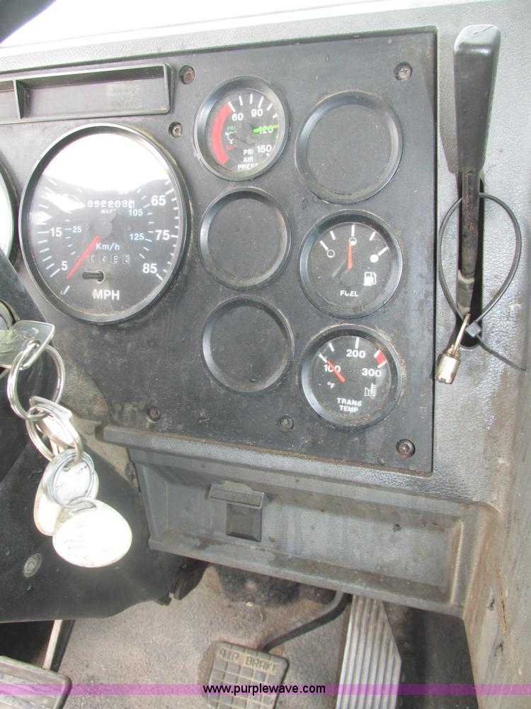 image for item H1142 2000 Mack CH613 semi truck