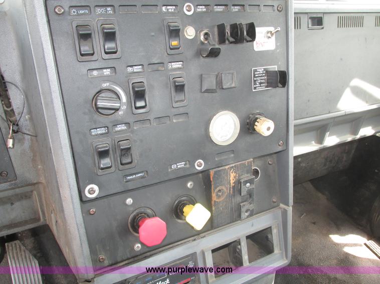 image for item H1142 2000 Mack CH613 semi truck