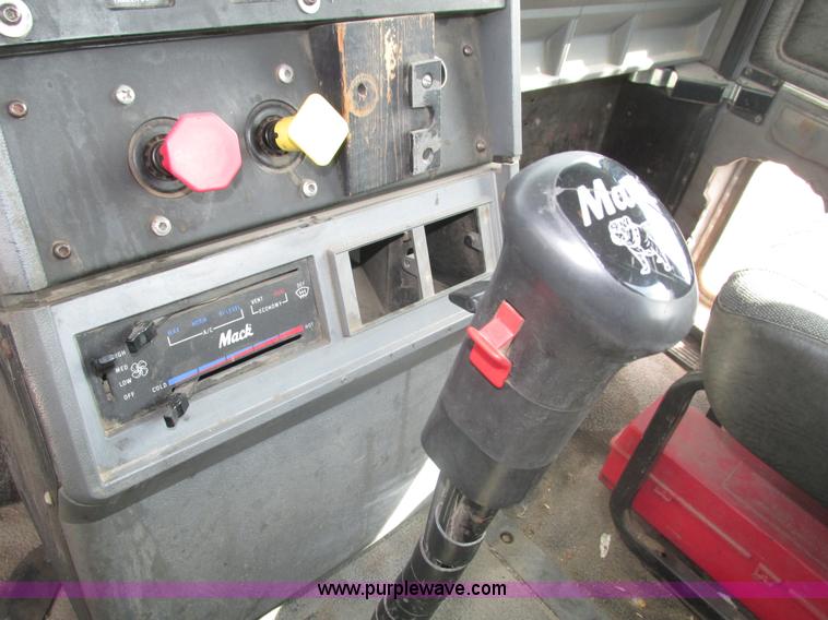 image for item H1142 2000 Mack CH613 semi truck