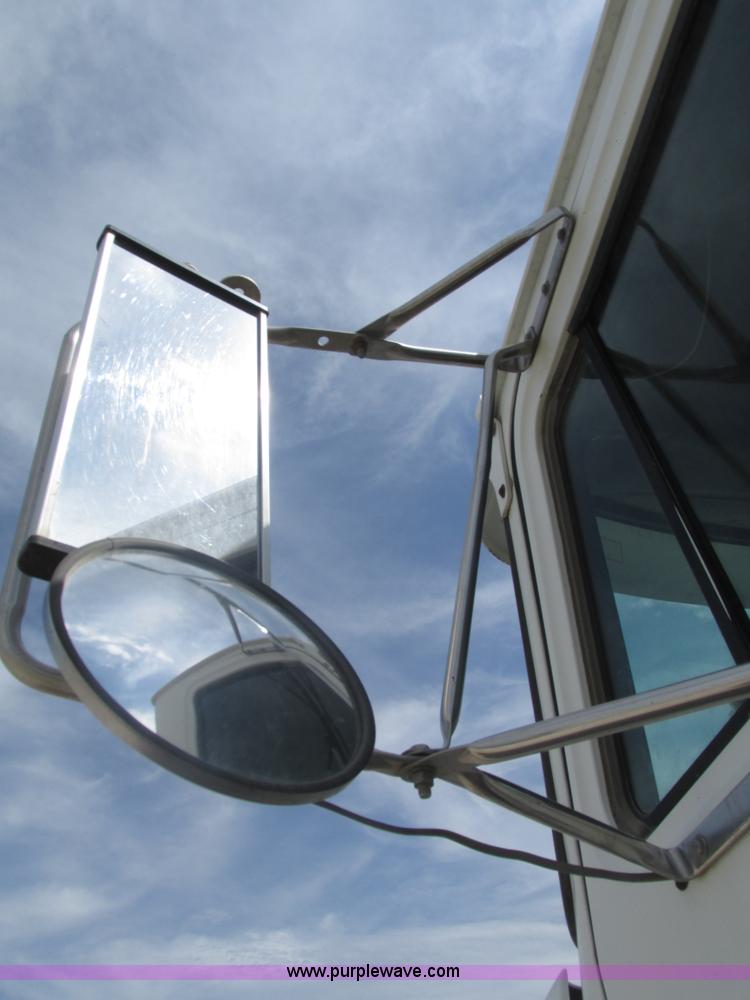 image for item H1142 2000 Mack CH613 semi truck