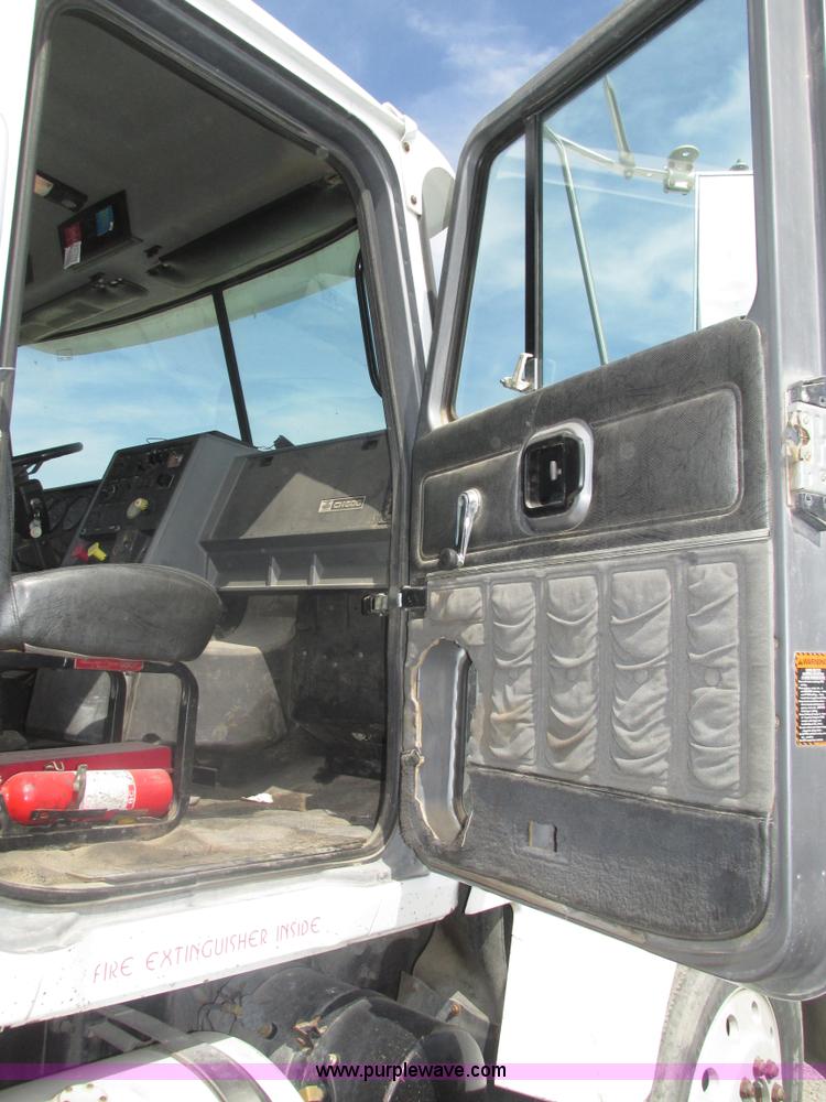 image for item H1142 2000 Mack CH613 semi truck