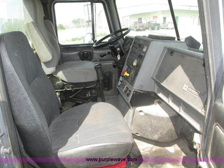 image for item H1142 2000 Mack CH613 semi truck