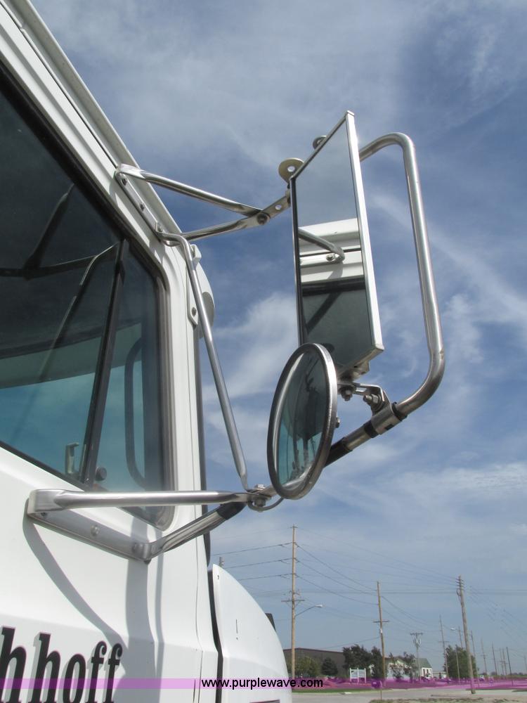 image for item H1142 2000 Mack CH613 semi truck