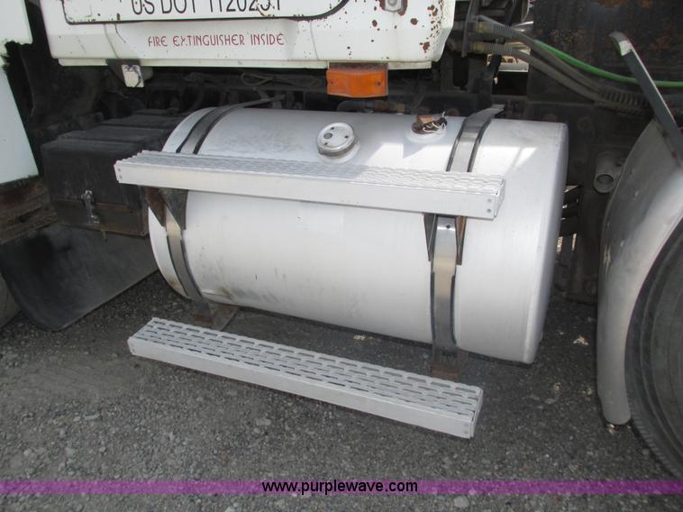 image for item H1142 2000 Mack CH613 semi truck