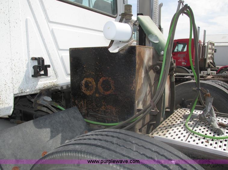 image for item H1142 2000 Mack CH613 semi truck