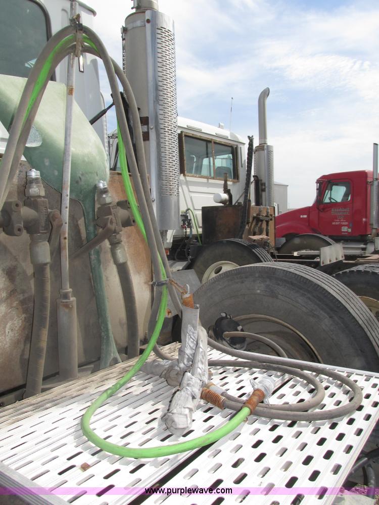 image for item H1142 2000 Mack CH613 semi truck