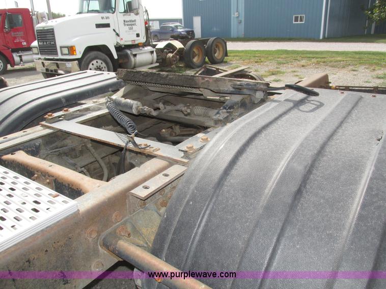 image for item H1142 2000 Mack CH613 semi truck
