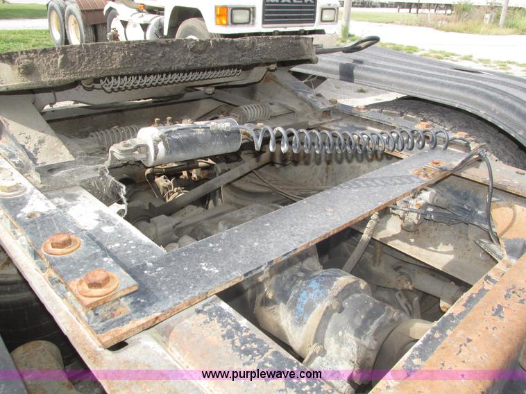 image for item H1142 2000 Mack CH613 semi truck