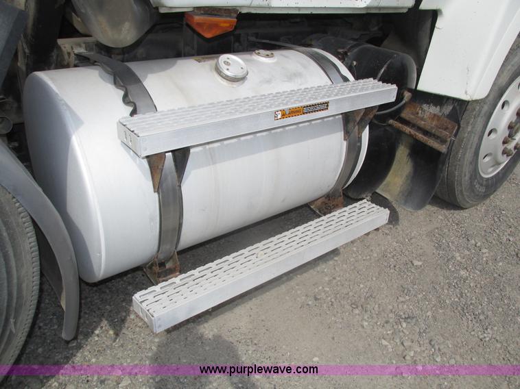 image for item H1142 2000 Mack CH613 semi truck