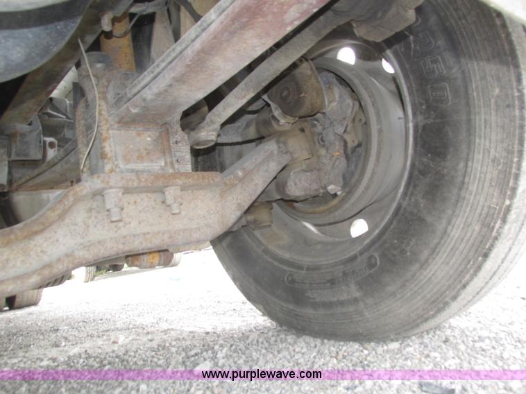 image for item H1142 2000 Mack CH613 semi truck