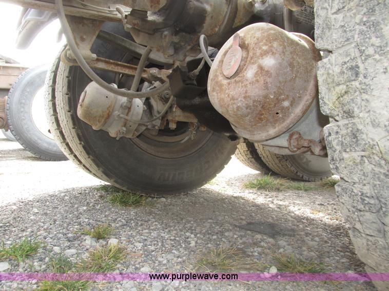 image for item H1142 2000 Mack CH613 semi truck