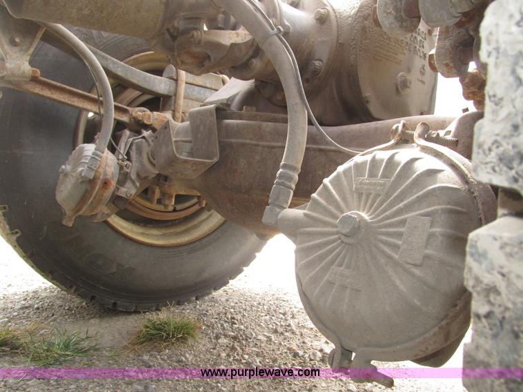 image for item H1142 2000 Mack CH613 semi truck