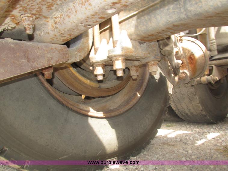 image for item H1142 2000 Mack CH613 semi truck