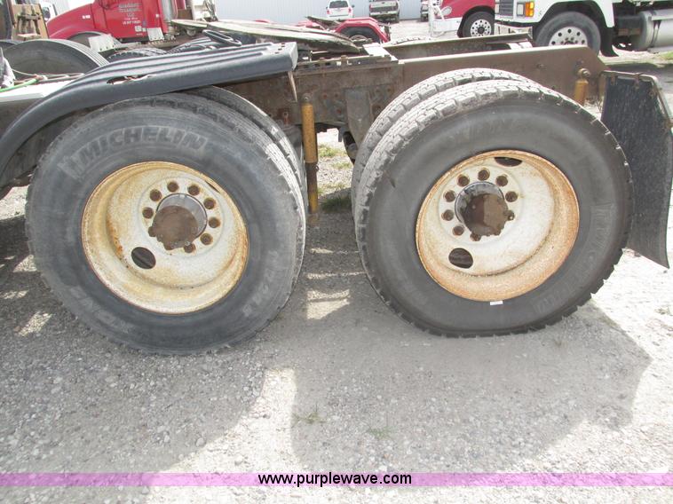 image for item H1142 2000 Mack CH613 semi truck