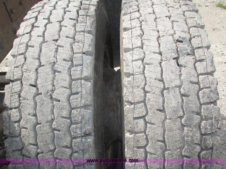 image for item H1142 2000 Mack CH613 semi truck