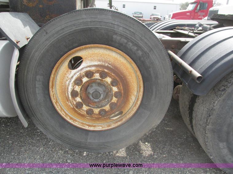 image for item H1142 2000 Mack CH613 semi truck