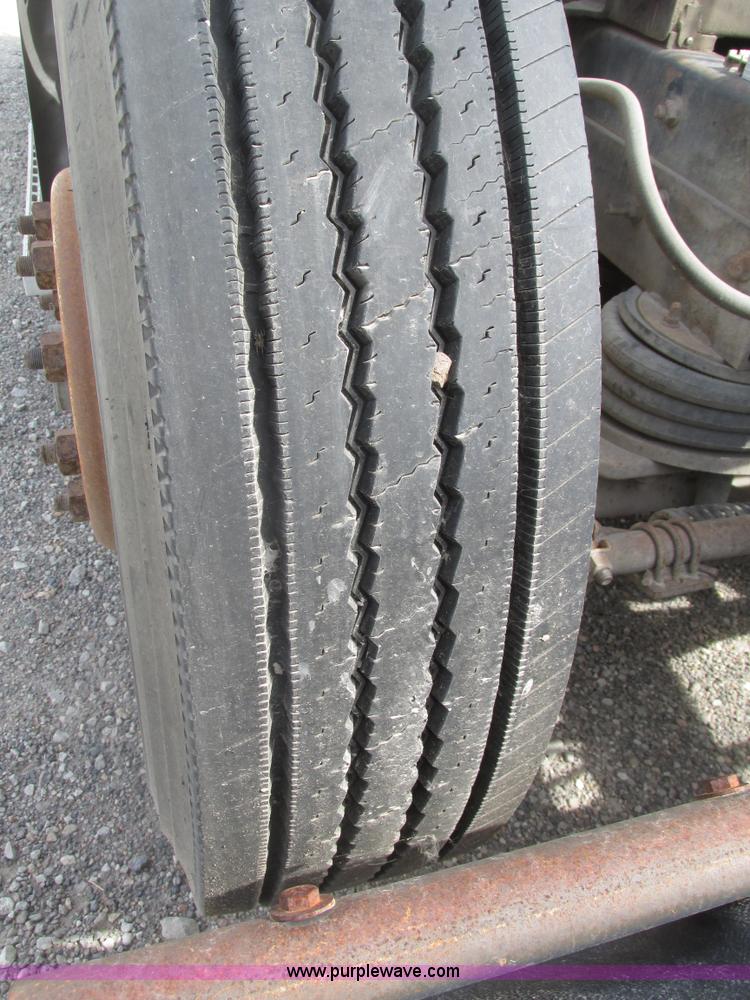 image for item H1142 2000 Mack CH613 semi truck