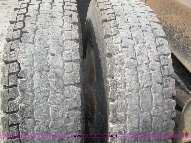 image for item H1142 2000 Mack CH613 semi truck