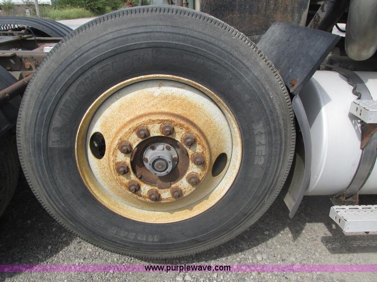 image for item H1142 2000 Mack CH613 semi truck